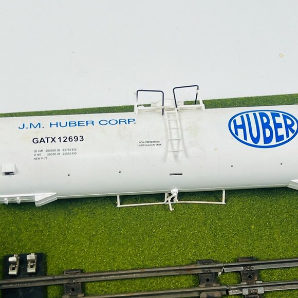 Vintage Western Maryland Train Set With Hopper & Tank Cars HO Scale Model Railro - Picture 8 of 9